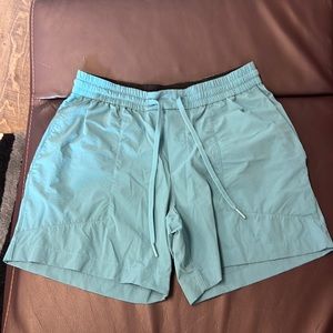 Lululemon bowl line shorts